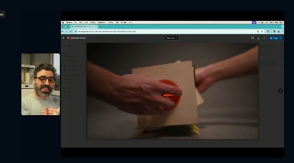 Screenshot eines Videocalls mit einer Person und Videoinhalt