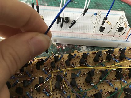 Elektronikaufbau mit Breadboard und Lochrasterplatine