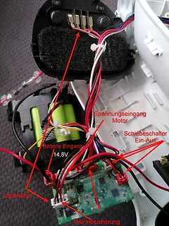 Innenansicht eines elektronischen Geräts mit Beschriftungen