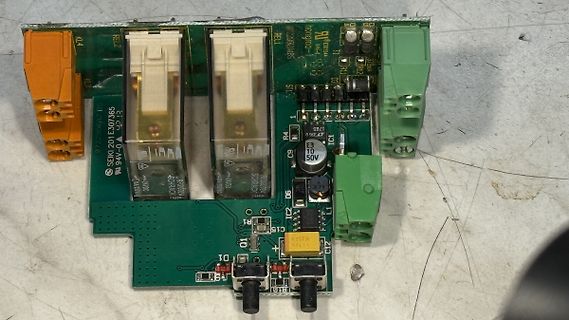 Leiterplatte mit Steckverbindern und Elektrolytkondensatoren