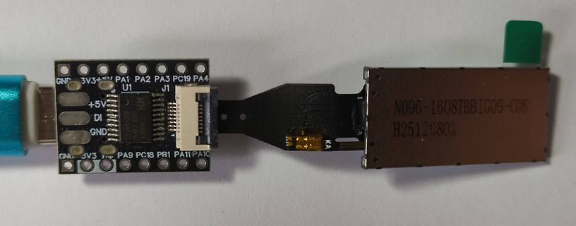 Mikrocontroller-Board mit angeschlossenem Display