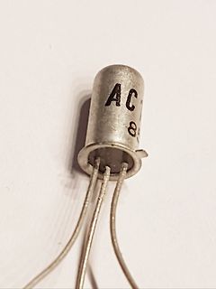 Metallgehäuse-Transistor mit drei Anschlüssen