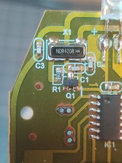 Nahaufnahme einer Leiterplatte mit elektronischen Bauteilen
