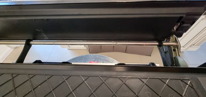 Nahaufnahme eines schwarzen Kunststoffgehäuses mit Metallstange