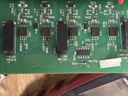 Nahaufnahme einer grünen Leiterplatte mit SMD-Bauteilen