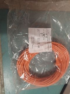 Oranges Kabel in Plastikverpackung