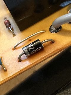 Nahaufnahme elektronischer Bauteile auf Holzplatte