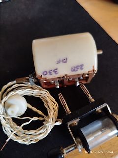 Elektronische Bauteile und Kabel auf dunklem Untergrund
