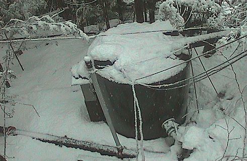 Schneebedeckter Transformator oder Behälter im Freien