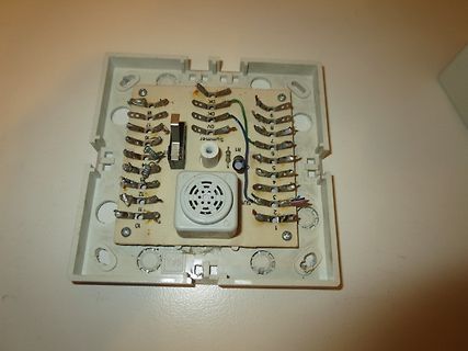 Geöffnete Elektronikplatine in Kunststoffgehäuse