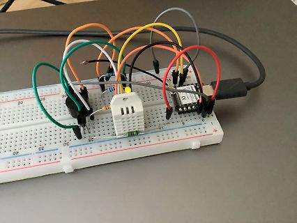 Aufbau auf einem Breadboard mit Sensoren und Kabeln