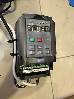 Frequenzumrichter mit Display und Klemmenleiste