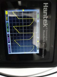 Abfotografiertes Hantek Handheld Oszilloskop mit Wellenform