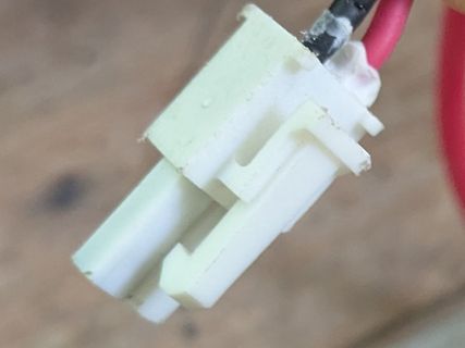 Elektrischer Steckverbinder mit Kabeln