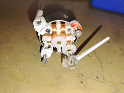 Zerlegter Elektromotor mit Zahnrädern