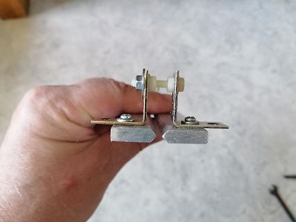 Metallprofil mit Schraube und Kunststoffelement
