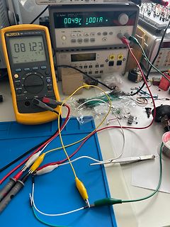 Messaufbau mit Multimeter und Netzteil