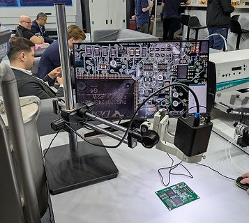 Foto eines Monitors mit PCB-Layout in einer Werkstatt