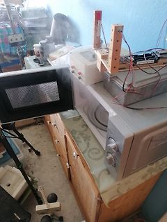 Elektronikaufbau auf Mikrowelle mit rauchendem Gerät