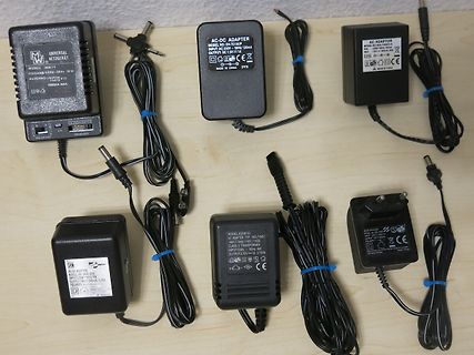 Verschiedene AC-DC Netzteile auf Holzuntergrund