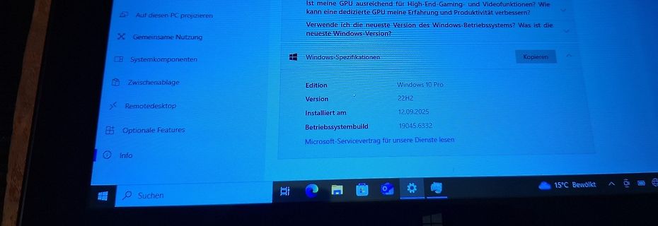 Foto eines Computerbildschirms mit Windows-Spezifikationen