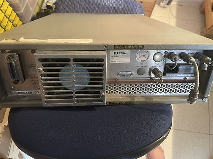 Rückseite eines Hewlett Packard Signalgenerators