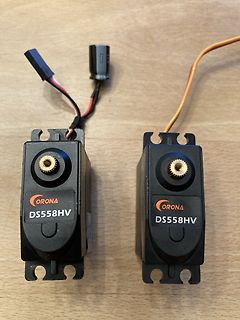 Zwei Corona DS558HV Servomotoren