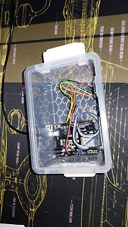 Mikrocontroller-Aufbau in Kunststoffbox
