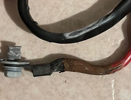 Beschädigtes Kabel mit freiliegenden Adern und Schmelzspuren