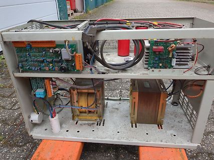 Offener Aufbau eines Netzteils mit Platinen und Transformatoren