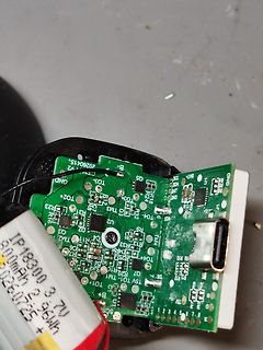 Leiterplatte mit Akku und USB-Anschluss