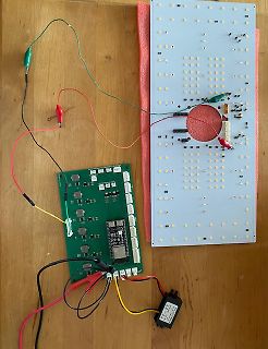 Elektronik-Aufbau mit Leiterplatten und Messspitzen auf Holzuntergrund