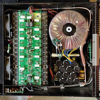 Innenansicht eines Netzteils mit Platinen und Transformator