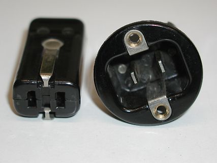 Zwei schwarze elektrische Steckverbinder
