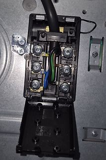 Offene Anschlussklemme eines Elektrogeräts