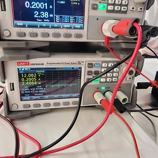 Zwei programmierbare Gleichstrom-Netzteile mit Messleitungen