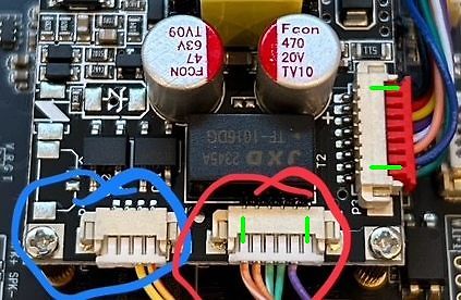 Nahaufnahme einer Leiterplatte mit Elektrolytkondensatoren und Steckverbindern