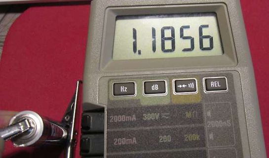 Digitalmultimeter mit Messwert