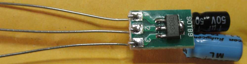 Leiterplatte mit Spannungsregler und Elektrolytkondensatoren