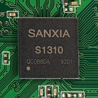 Nahaufnahme eines Sanxia S1310 integrierten Schaltkreises auf Leiterplatte