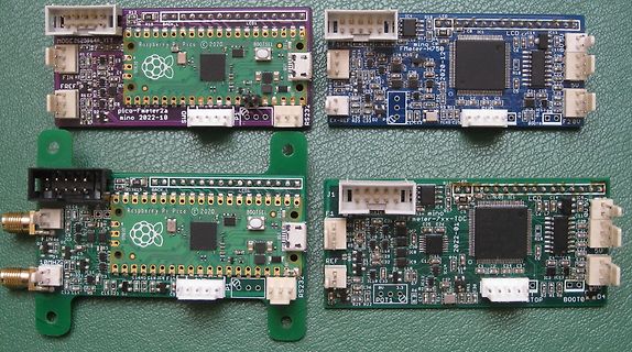 Vier Leiterplatten mit Raspberry Pi Pico und Feather-Modulen