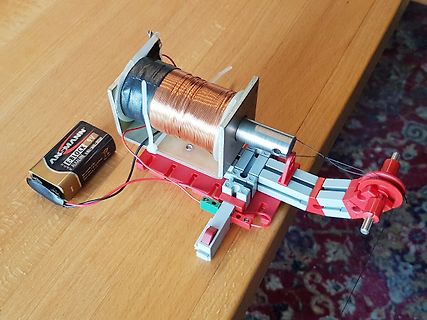 Aufbau einer elektromagnetischen Spule mit Batterie