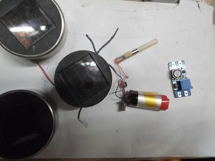 Solarzellen, Akku, kleine Platine und Kabel auf Tisch
