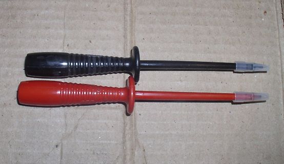 Zwei Spannungsprüfer in Schwarz und Rot