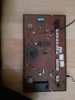 Foto einer Leiterplatte mit elektronischen Bauteilen