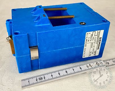 Blauer Siemens Stromwandler mit Lineal
