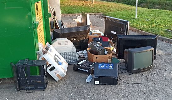 Elektroschrott und alte Monitore auf dem Boden