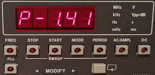 Nahaufnahme eines Frequenzgenerators mit LED-Display