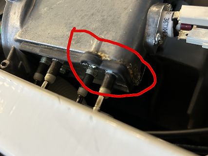 Nahaufnahme eines Metallgehäuses mit Anschlüssen