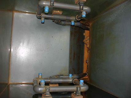 Rohre und Armaturen in einem Metallbehälter